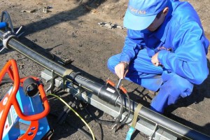 Подготовка труб для прокладки трубопроводов при обеспечении необходимых коммуникаций